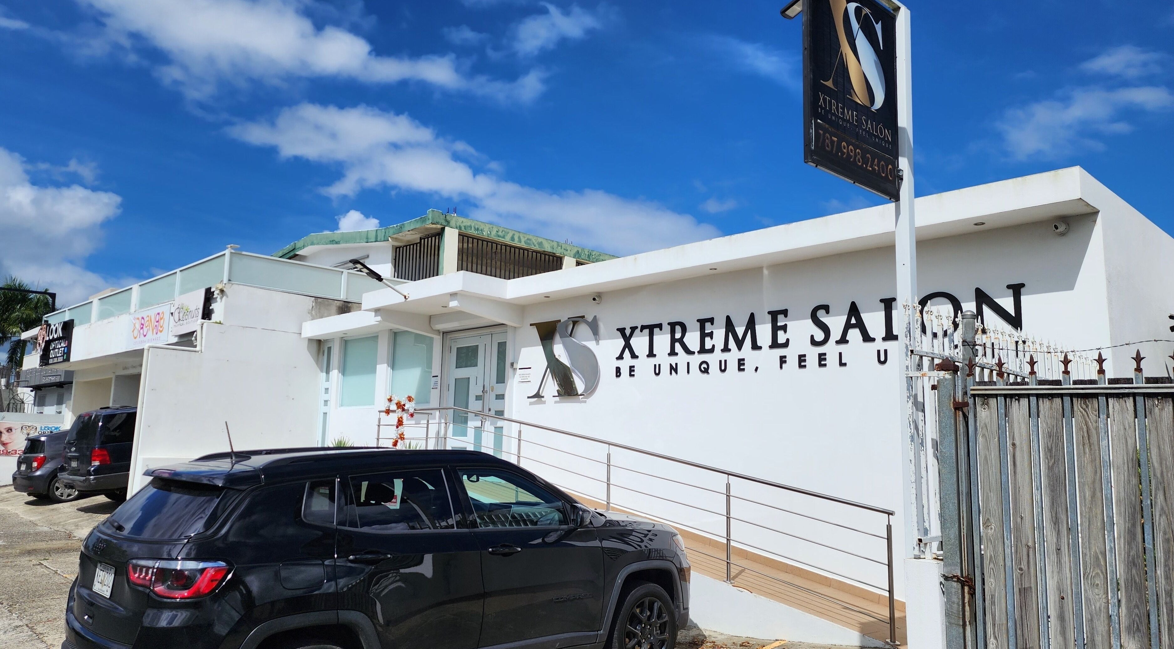 Vista de la fachada del salón de belleza Arqueos en Caguas, Puerto Rico, PR.