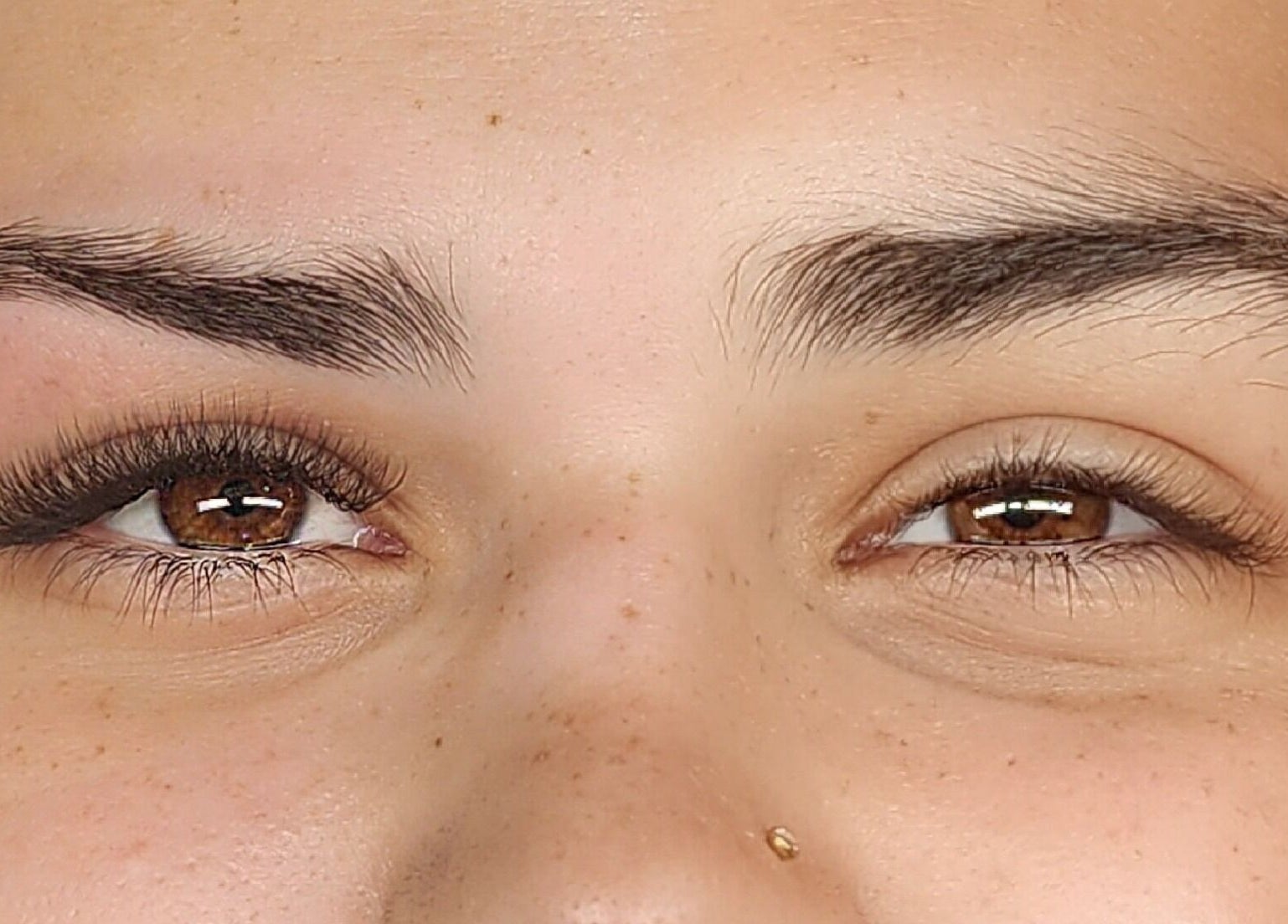 Cejas perfectamente arregladas en Arqueos, Caguas, Puerto Rico, PR. Transformación de belleza excepcional.