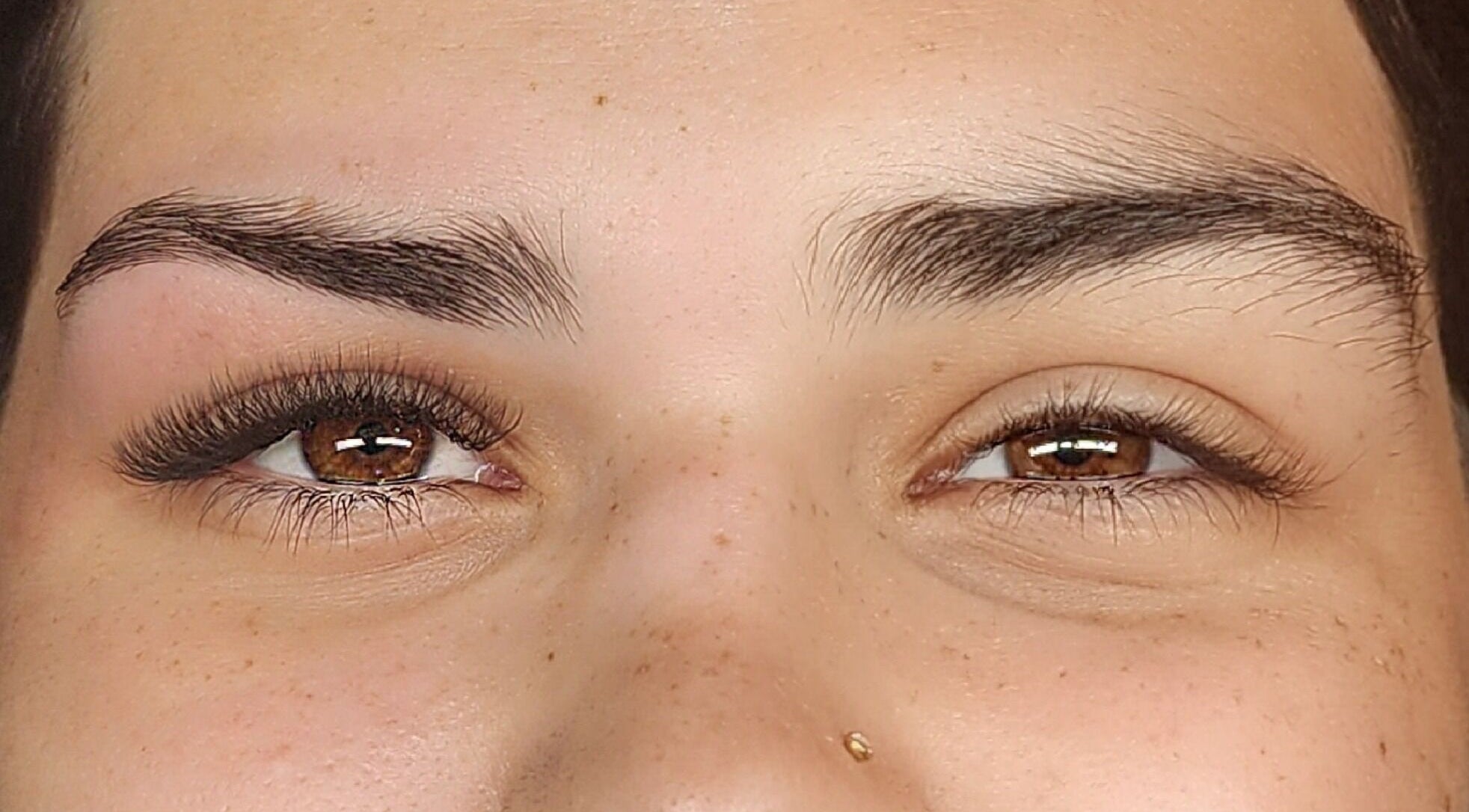 Cejas perfectamente arregladas en Arqueos, Caguas, Puerto Rico, PR. Transformación de belleza excepcional.
