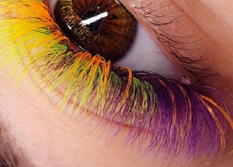 Extensiones de pestañas coloridas en Arqueos, Caguas, Puerto Rico, PR.