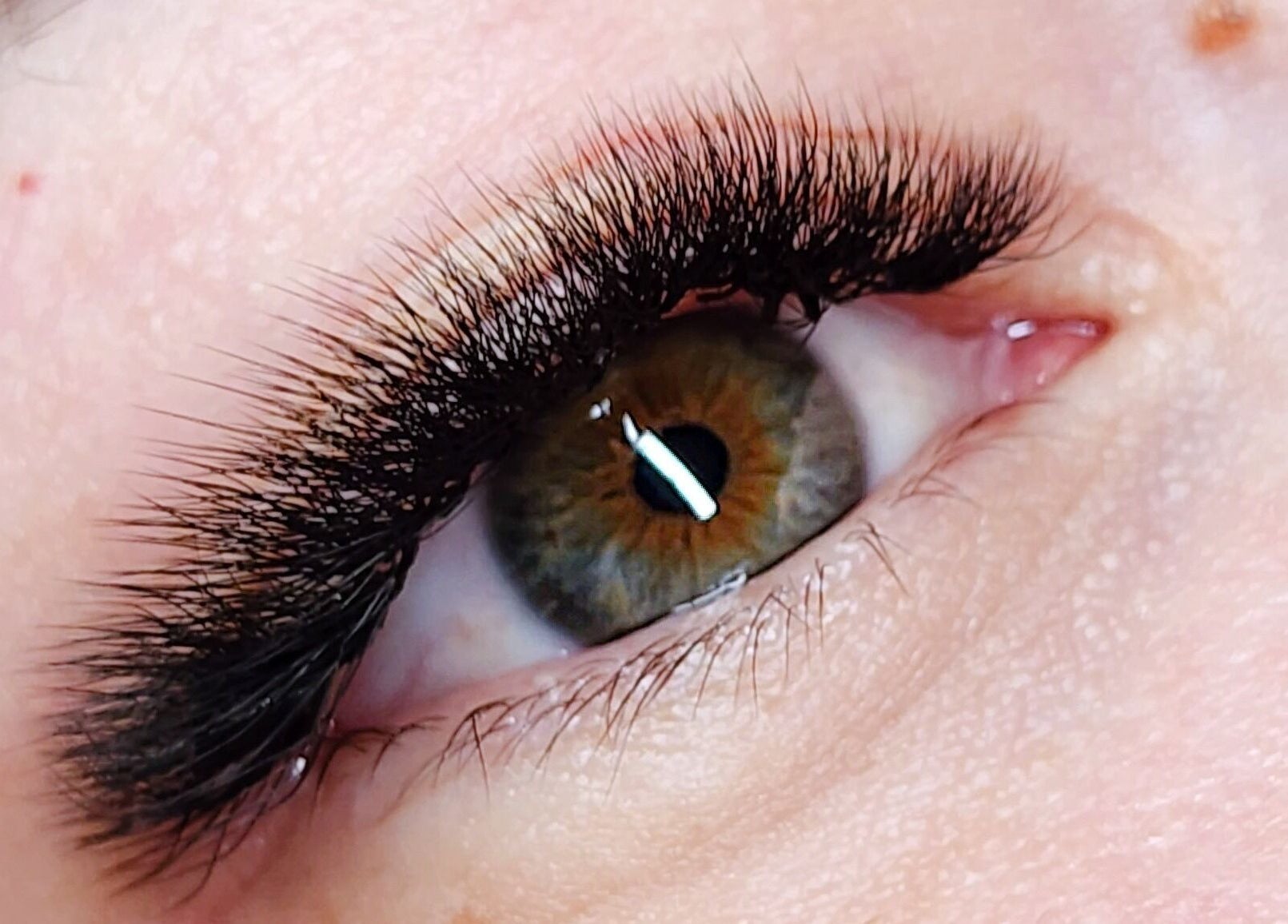 Primer plano de una extensión de pestañas en Arqueos, Caguas, Puerto Rico, PR.