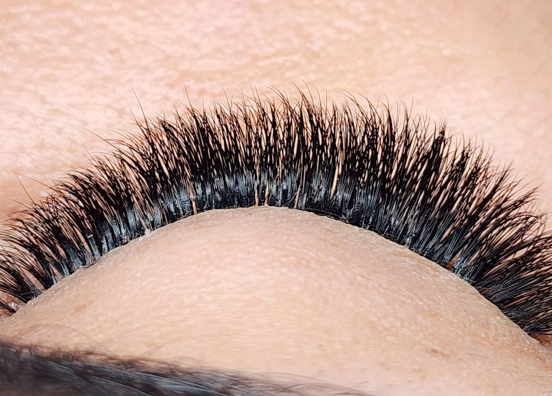 Extensiones de pestañas en Arqueos, Caguas, Puerto Rico, PR, destacando su volumen y precisión.