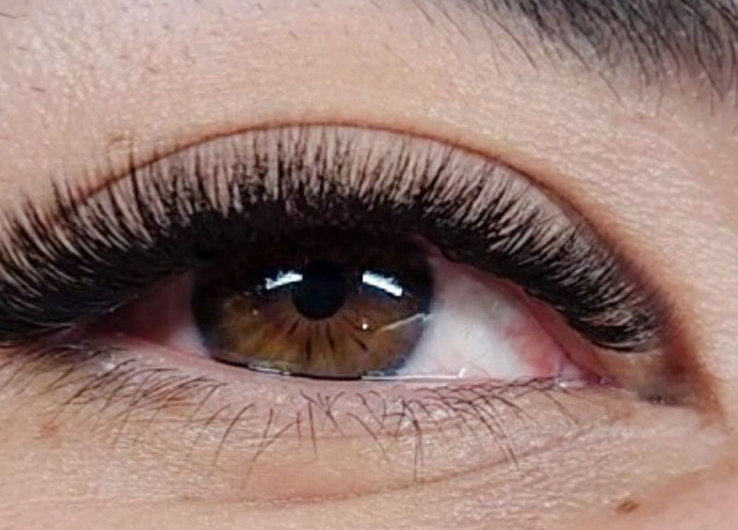 Cerca de un ojo con pestañas postizas en Arqueos, Caguas, Puerto Rico, PR.