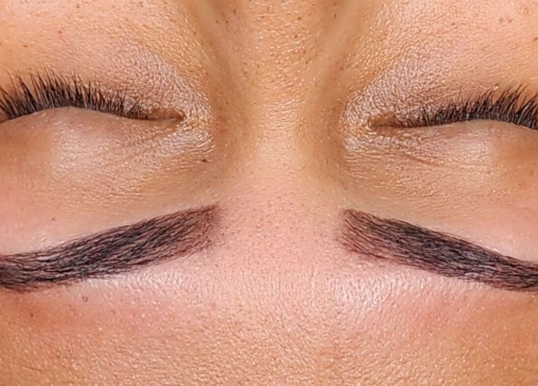Cejas perfectamente definidas tras tratamiento en Arqueos, Caguas, Puerto Rico, PR.