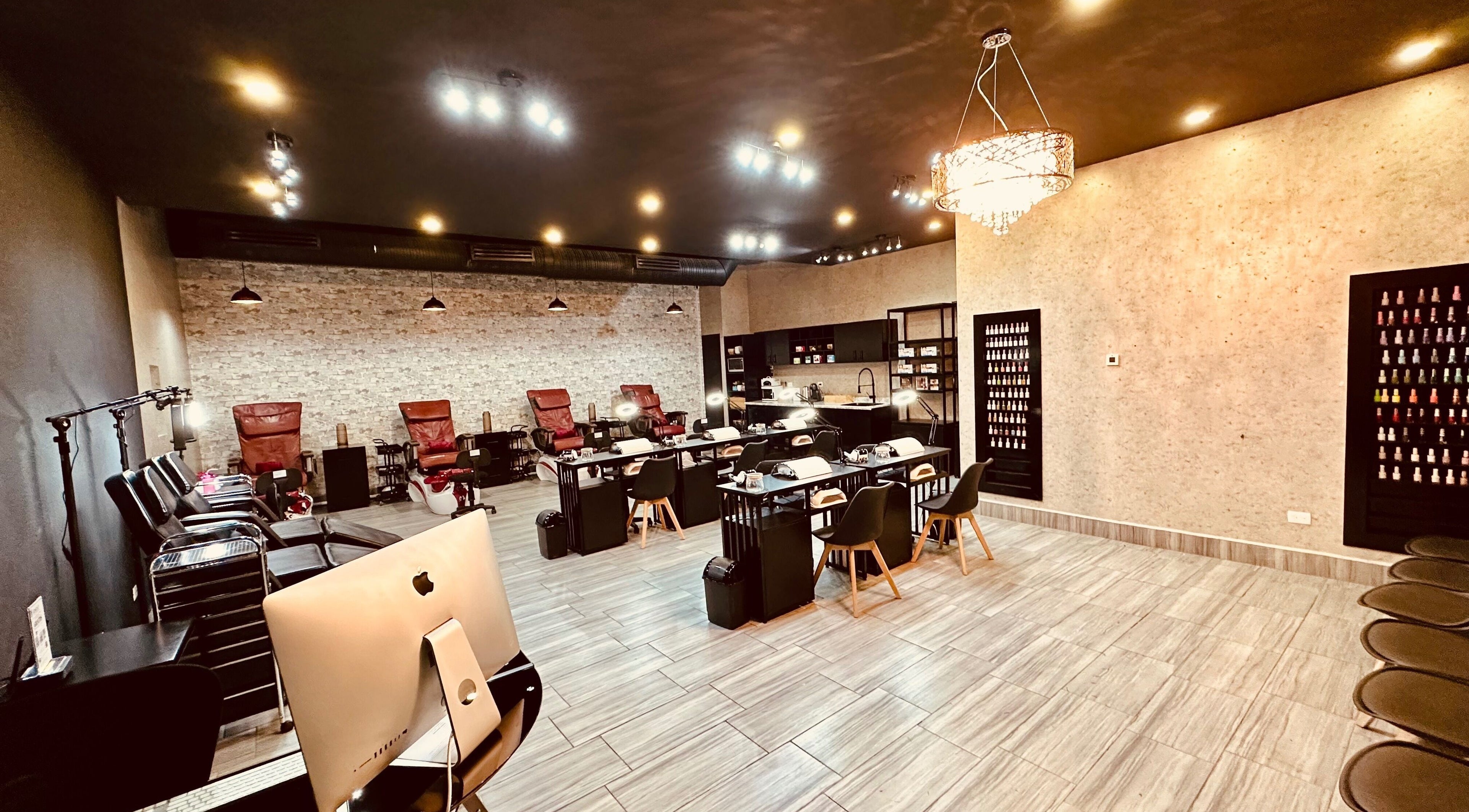 Interior moderno de Femenly Vista Hermosa en Monterrey, Nuevo León, MX con sillas de spa y decoración elegante.