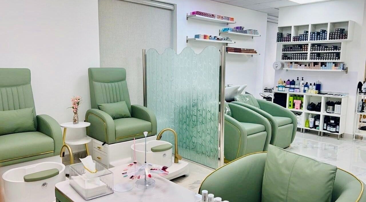 Relaxing spa chairs at Al Durr Al Safi Beauty Salon in Abu Dhabi, Abu Dhabi, AE with serene decor.