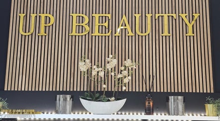 Decoração sofisticada no Upbeautysalon em Albufeira, Faro, PT com flores e painel de madeira.