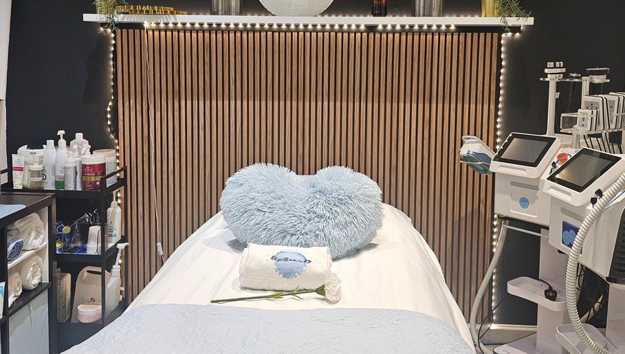 Sala de cuidados do Upbeautysalon em Albufeira, Faro, PT com equipamentos modernos e decoração acolhedora.