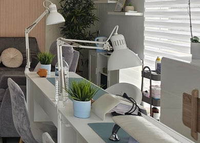 Espaço moderno no Upbeautysalon em Albufeira, Faro, PT, com decoração elegante e plantas naturais.