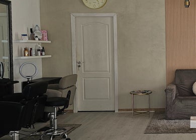 Interior elegante do Upbeautysalon em Albufeira, Faro, PT, com assentos confortáveis e decoração moderna.