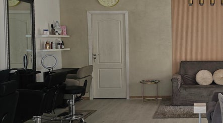 Interior elegante do Upbeautysalon em Albufeira, Faro, PT, com assentos confortáveis e decoração moderna.