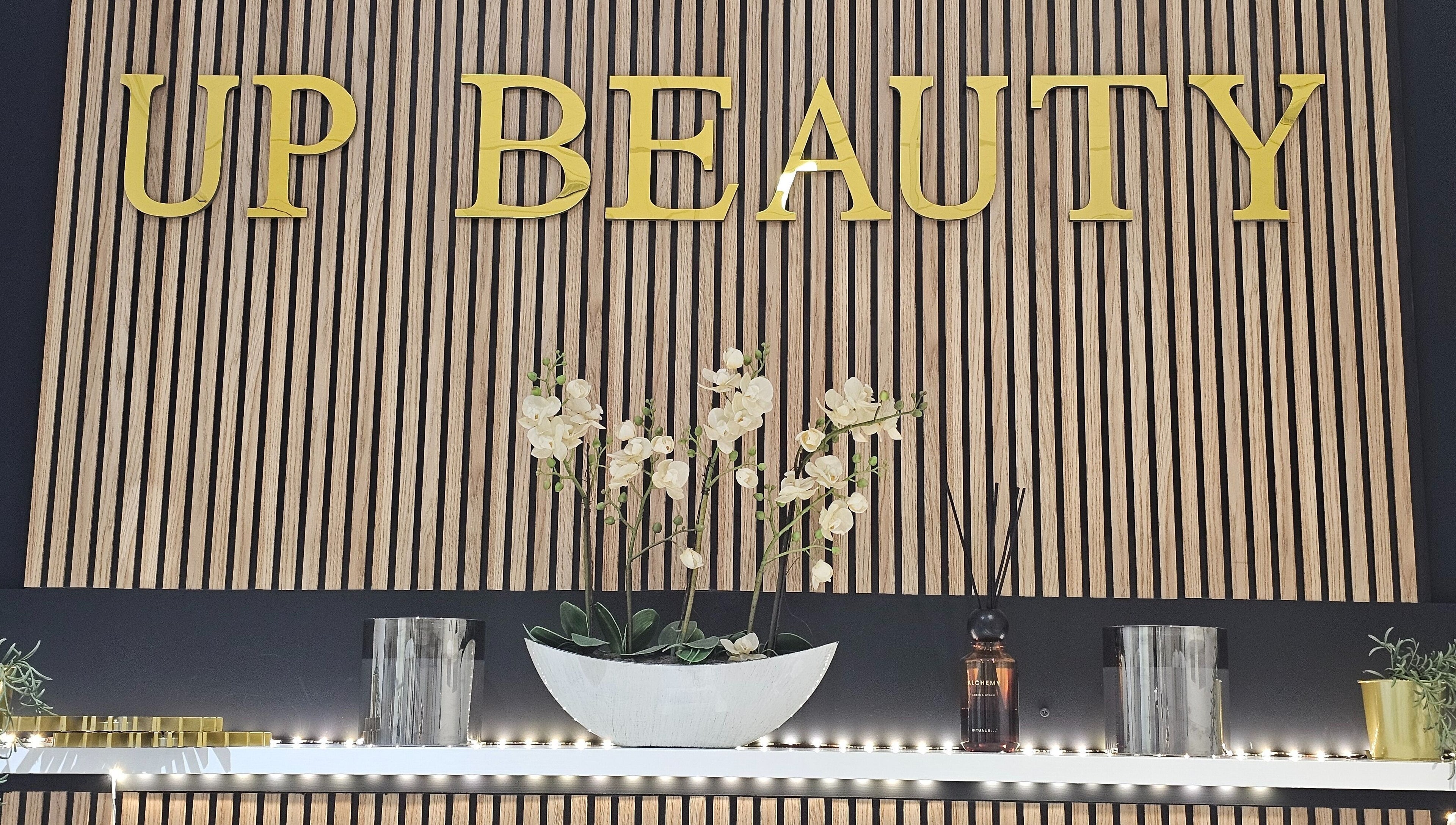 Decoração interna do Upbeautysalon em Albufeira, Faro, PT com flores e design moderno.