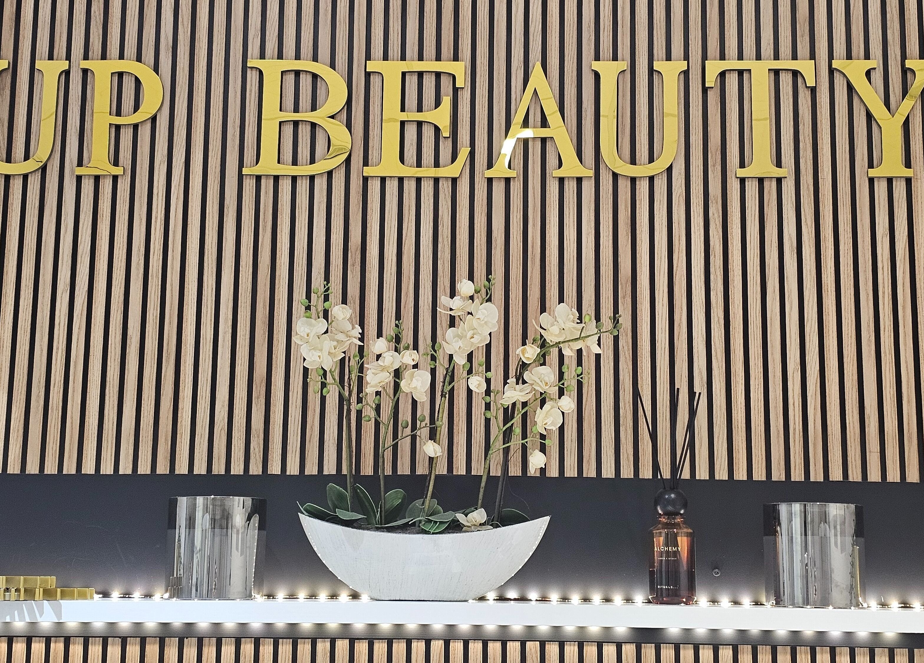 Decoração interna do Upbeautysalon em Albufeira, Faro, PT com flores e design moderno.