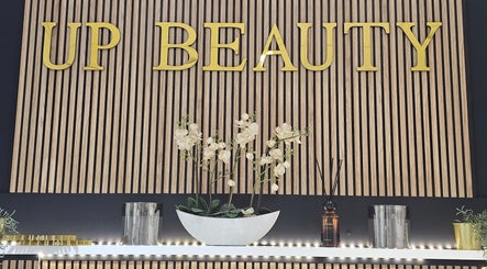 Decoração interna do Upbeautysalon em Albufeira, Faro, PT com flores e design moderno.