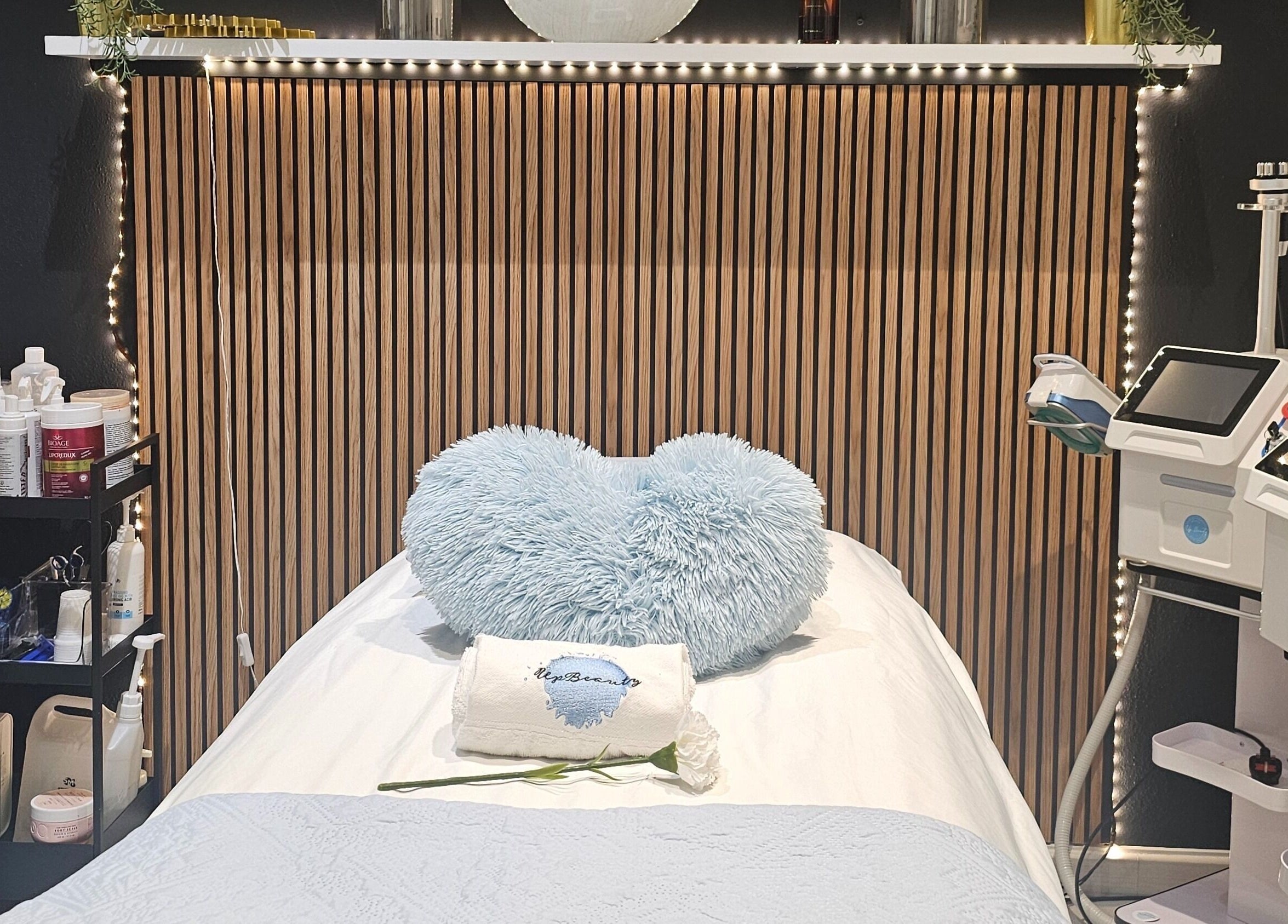 Sala de spa em Upbeautysalon, Albufeira, Faro, PT com cama e equipamentos de beleza.