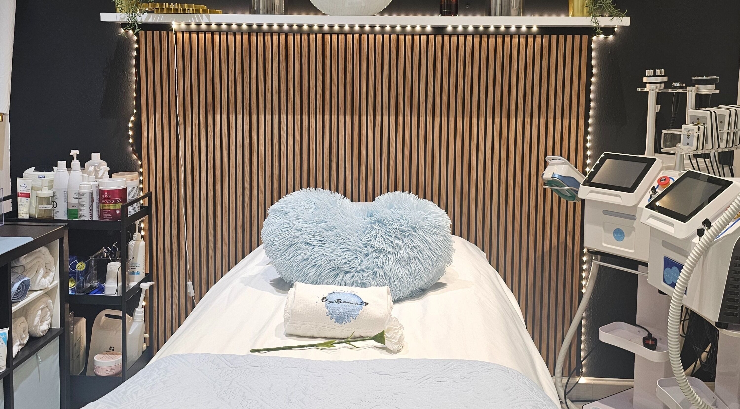 Sala de spa em Upbeautysalon, Albufeira, Faro, PT com cama e equipamentos de beleza.