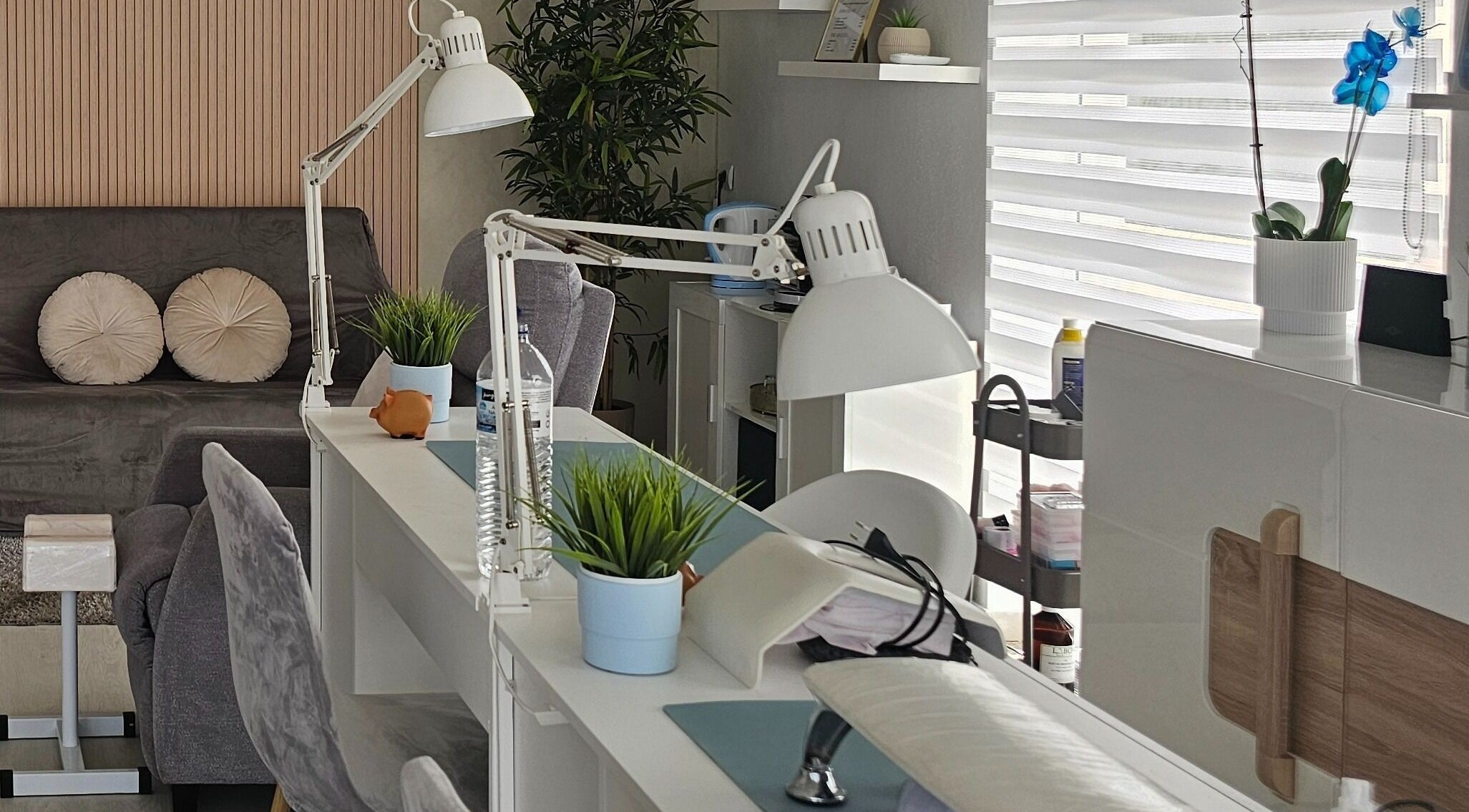 Interior elegante do Upbeautysalon em Albufeira, Faro, PT, com decoração moderna e ambiente aconchegante.