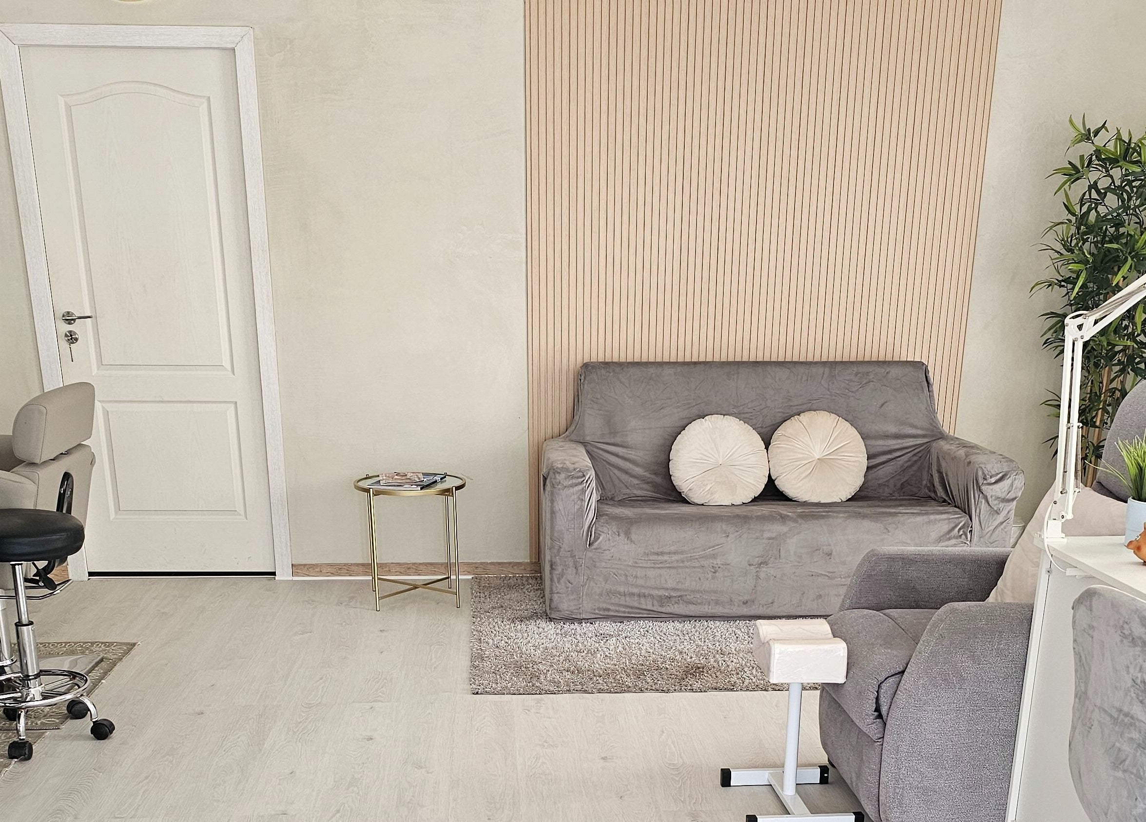 Espaço acolhedor no Upbeautysalon em Albufeira, Faro, PT com poltronas e decoração elegante.