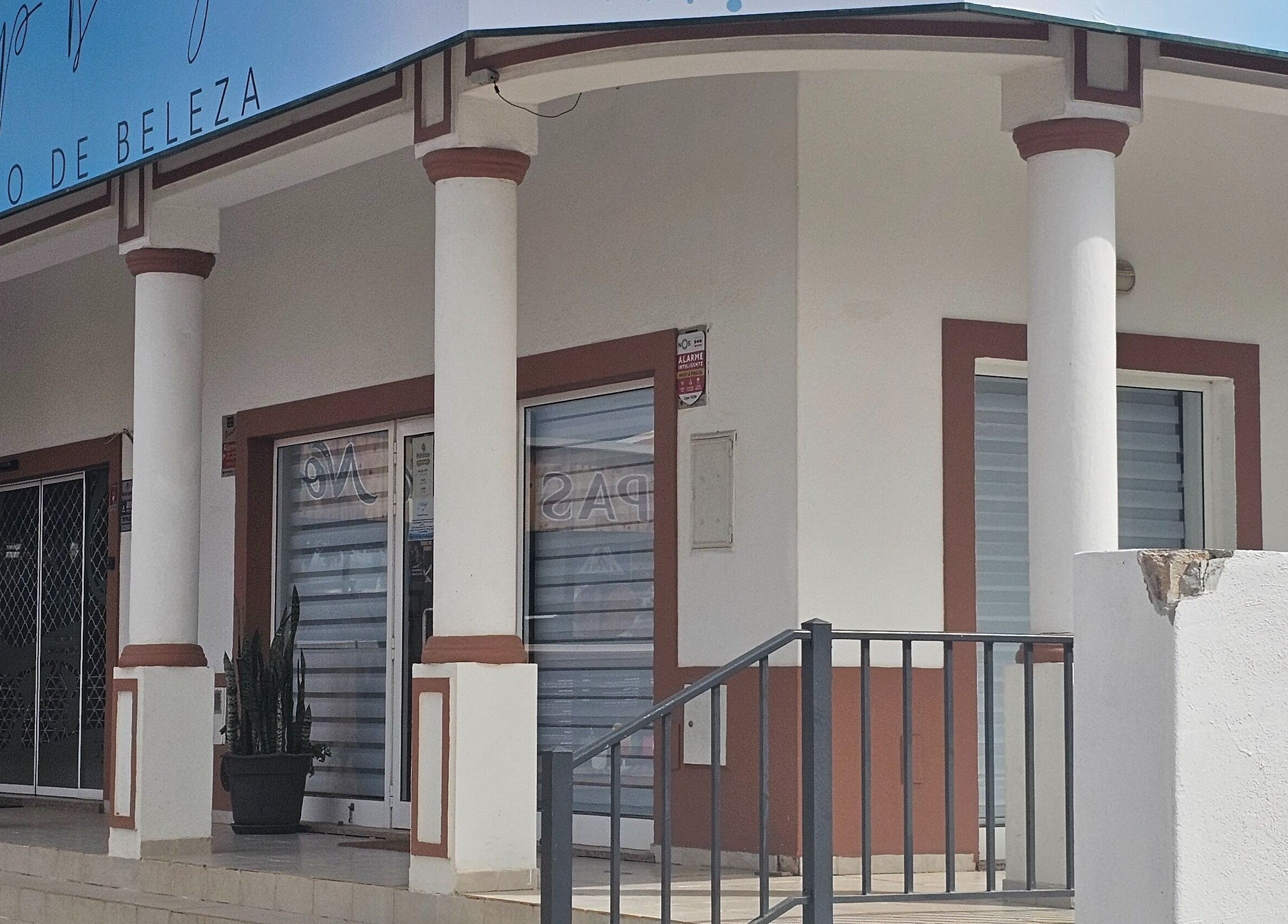 Entrada do Upbeautysalon em Albufeira, Faro, PT com fachada moderna e colunas brancas.