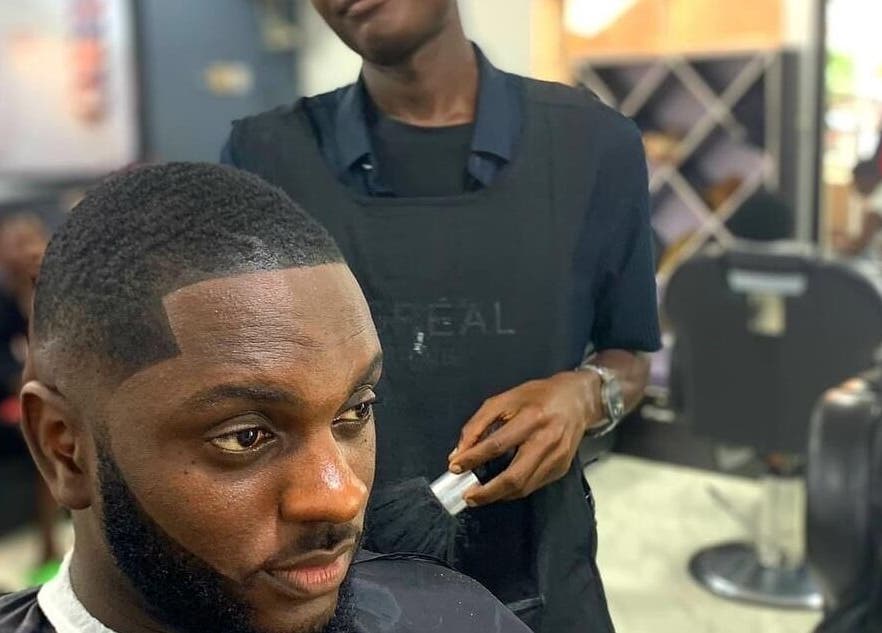 Barber fine-tuning haircut at Bayelsa in Yenagoa, Bayelsa, NG salon.