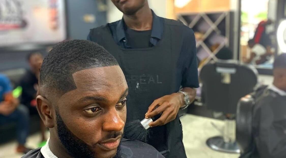 Barber fine-tuning haircut at Bayelsa in Yenagoa, Bayelsa, NG salon.