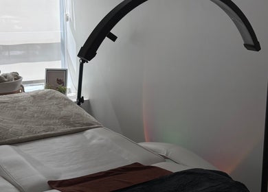 Cama de spa acogedora en Glowphy, Providencia, Región Metropolitana, CL, lista para tratamientos relajantes.