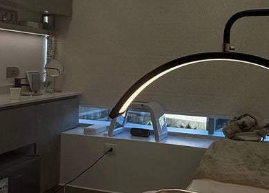 Habitación de spa relajante en glowphy, Providencia, Región Metropolitana, CL, con cama y luz tenue.