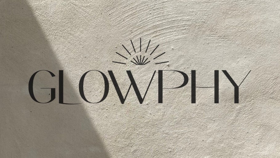 Logotipo de Glowphy en pared texturizada en Providencia, Región Metropolitana, CL.