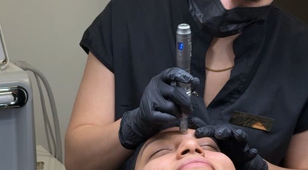 Tratamiento facial en glowphy, Providencia, Región Metropolitana, CL, destacando el cuidado especializado.