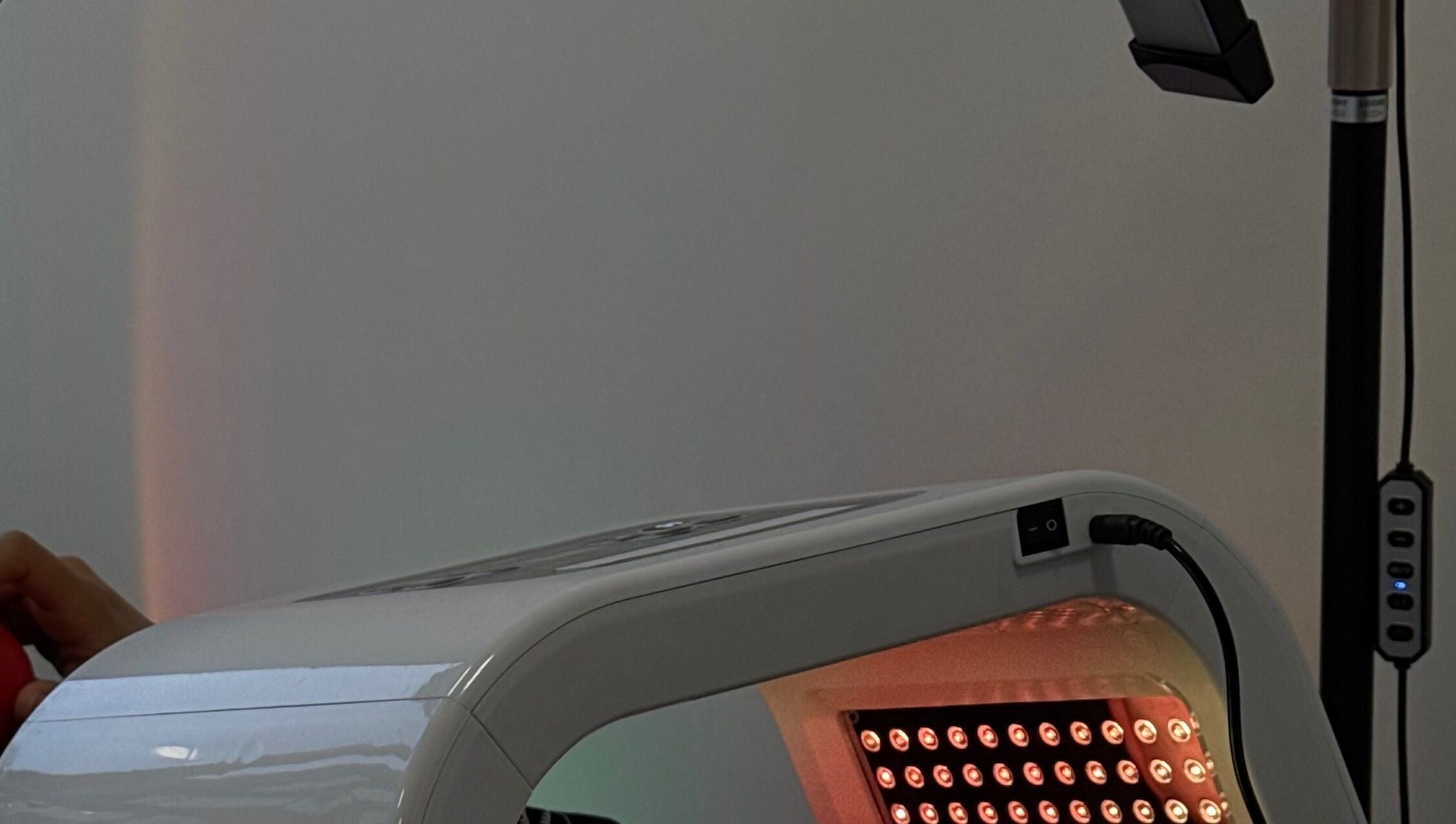 Dispositivo de terapia LED en Glowphy, Providencia, Región Metropolitana, CL, ideal para tratamientos faciales.