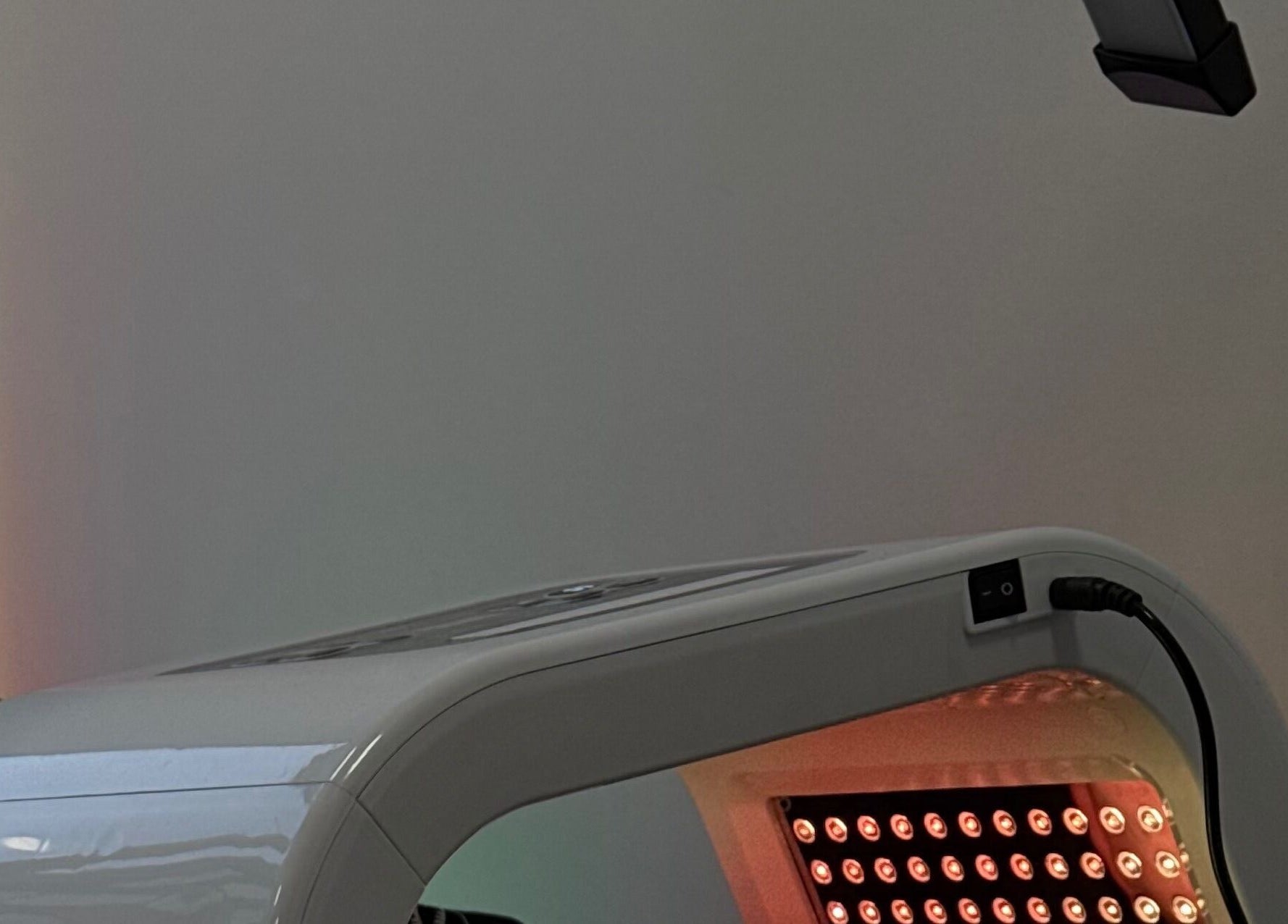 Dispositivo de terapia LED en Glowphy, Providencia, Región Metropolitana, CL, ideal para tratamientos faciales.