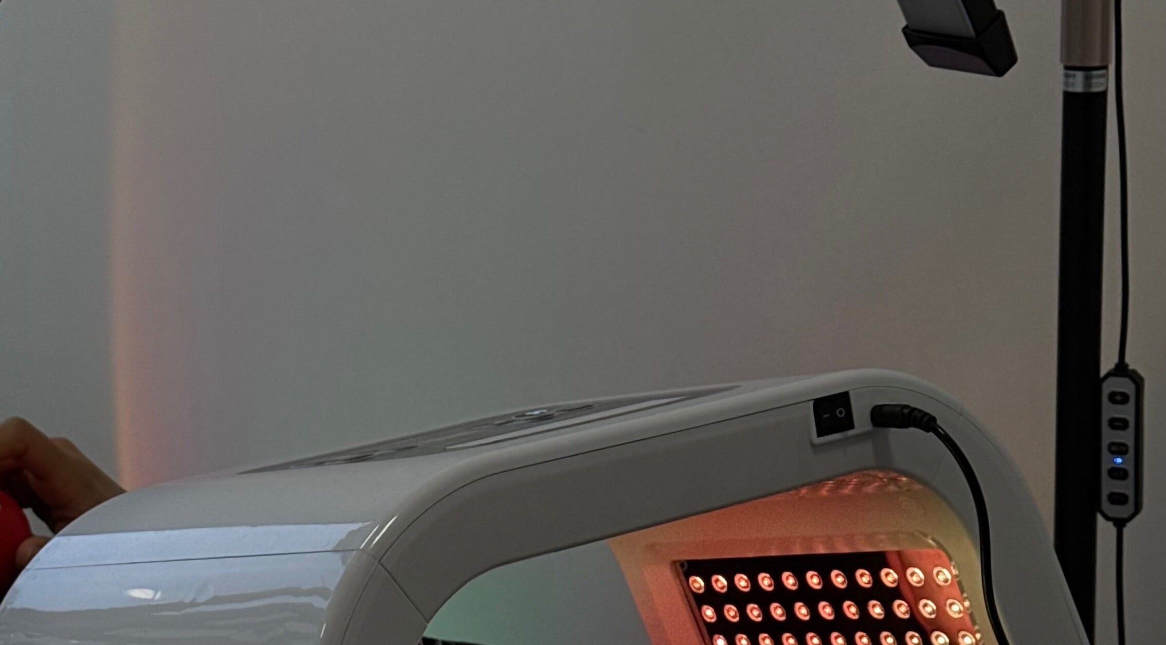 Dispositivo de terapia LED en Glowphy, Providencia, Región Metropolitana, CL, ideal para tratamientos faciales.