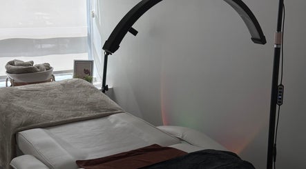 Camilla de spa en Glowphy, Providencia, Región Metropolitana, CL, preparada para tratamientos de belleza.