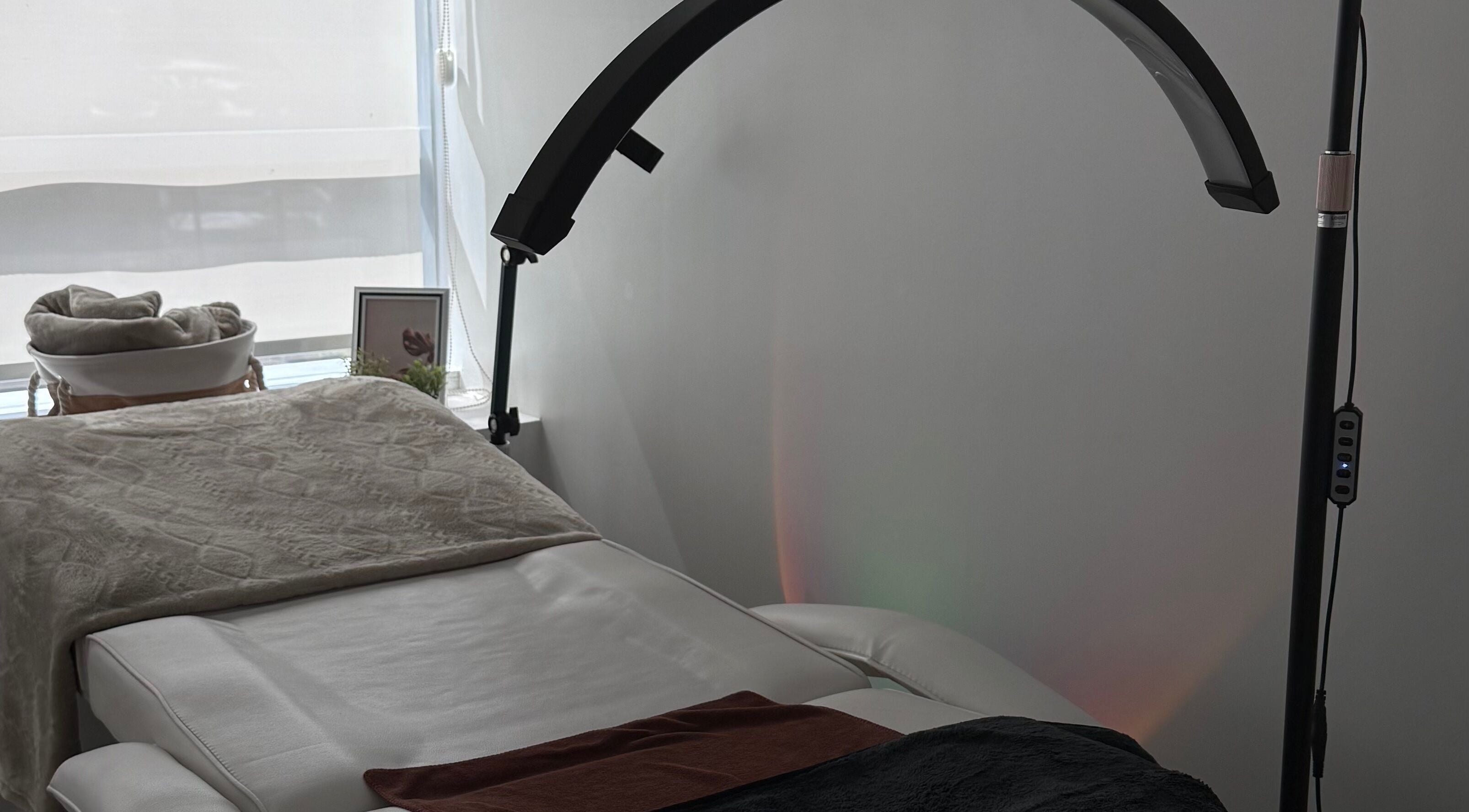 Camilla de spa en Glowphy, Providencia, Región Metropolitana, CL, preparada para tratamientos de belleza.