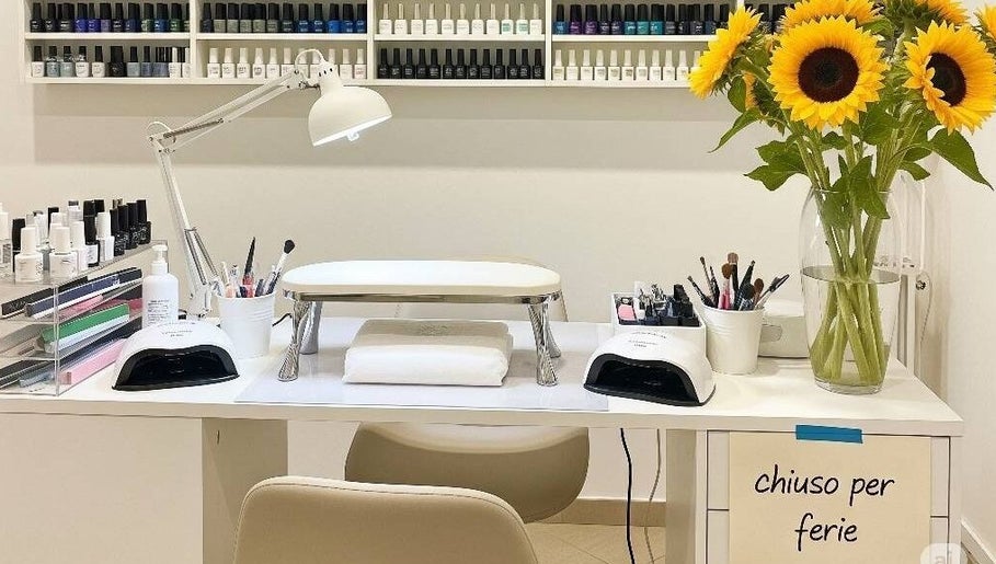 Studio di manicure con girasoli da Girasole Beauty & Nails, Cappelle Sul Tavo, Abruzzo, IT, chiuso per ferie.