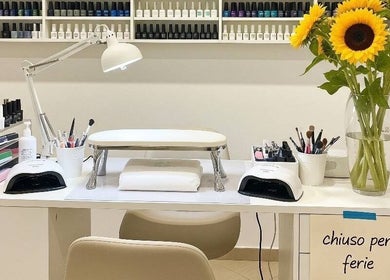 Studio di manicure con girasoli da Girasole Beauty & Nails, Cappelle Sul Tavo, Abruzzo, IT, chiuso per ferie.