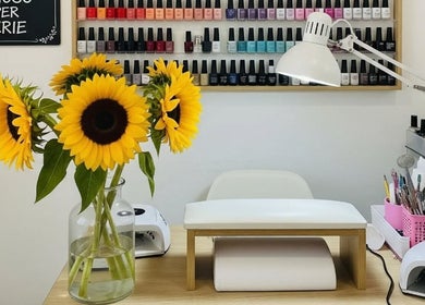 Tavolo manicure con girasoli presso Girasole Beauty & Nails, Cappelle Sul Tavo, Abruzzo, IT.