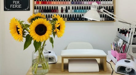 Tavolo manicure con girasoli presso Girasole Beauty & Nails, Cappelle Sul Tavo, Abruzzo, IT.