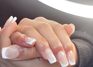 Unghie eleganti con manicure francese a Girasole Beauty & Nails, Cappelle Sul Tavo, Abruzzo, IT.