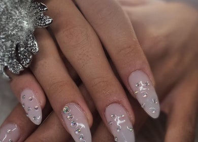 Dettaglio nail art scintillante presso Girasole Beauty & Nails, Cappelle Sul Tavo, Abruzzo, IT.