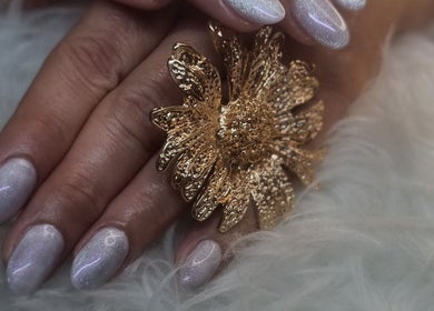 Manicure elegante presso Girasole Beauty & Nails a Cappelle Sul Tavo, Abruzzo, IT con design floreale dorato.