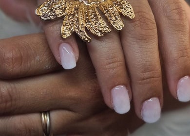Unghie curate con anello dorato a Girasole Beauty & Nails, Cappelle Sul Tavo, Abruzzo, IT.