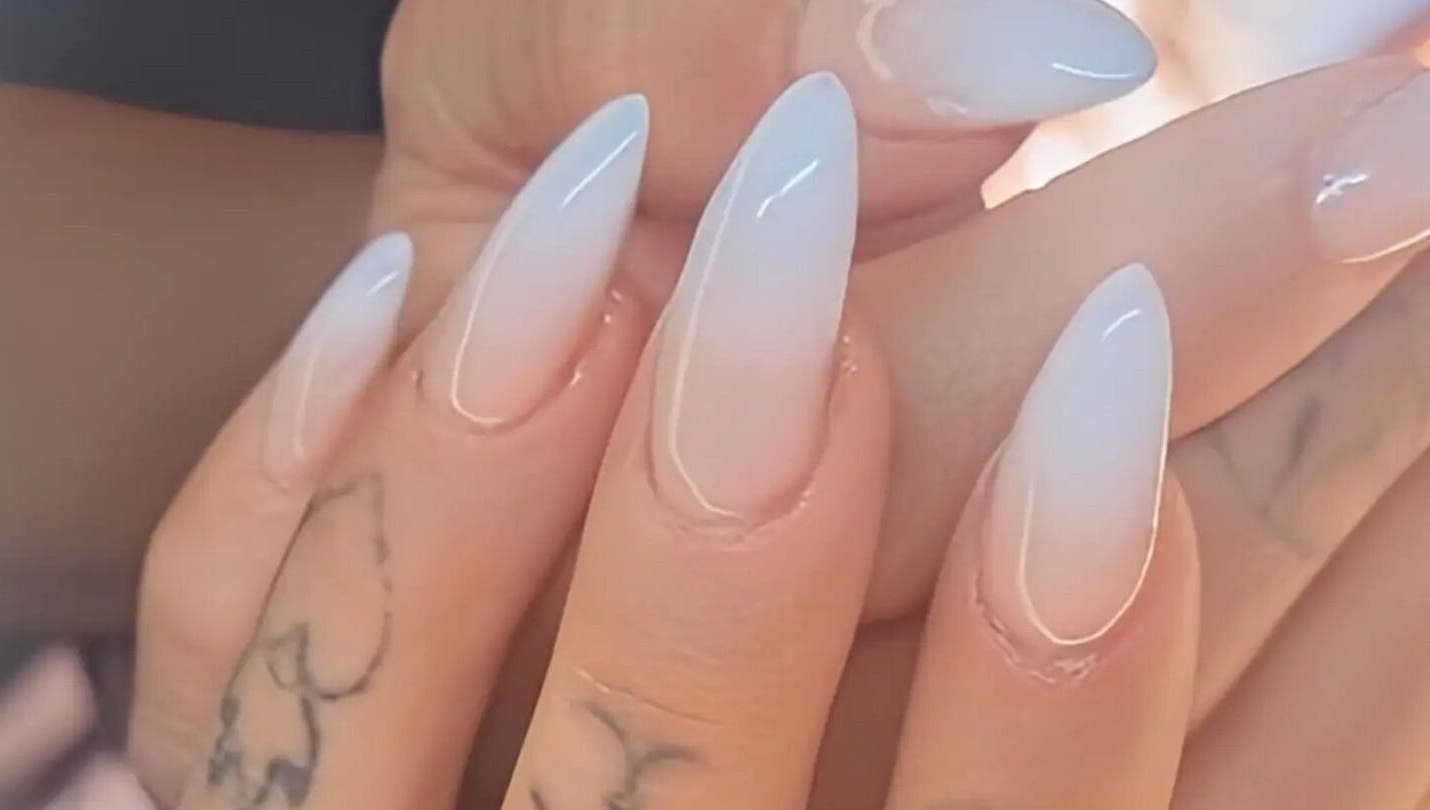 Unghie eleganti con smalto sfumato presso Girasole Beauty & Nails, Cappelle Sul Tavo, Abruzzo, IT.