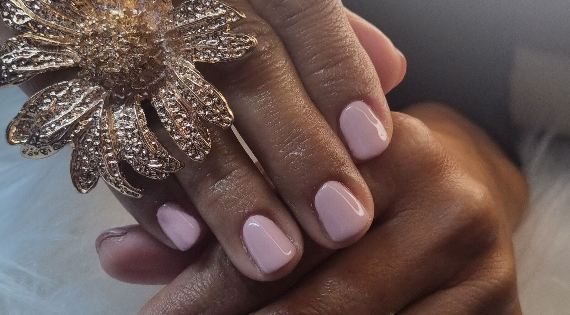 Nail art delicata a Girasole Beauty & Nails, Cappelle Sul Tavo, Abruzzo, IT con anello floreale dorato.