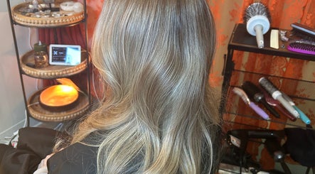 Higher Vibes Hair imej 3
