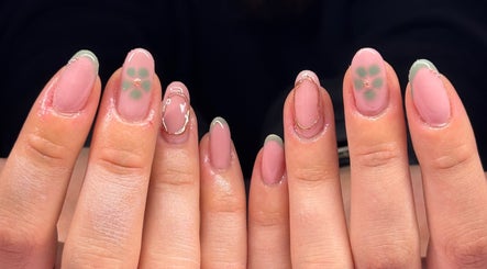 Bee Nails