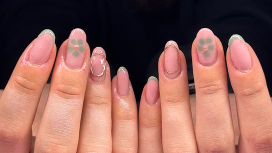 Bee Nails