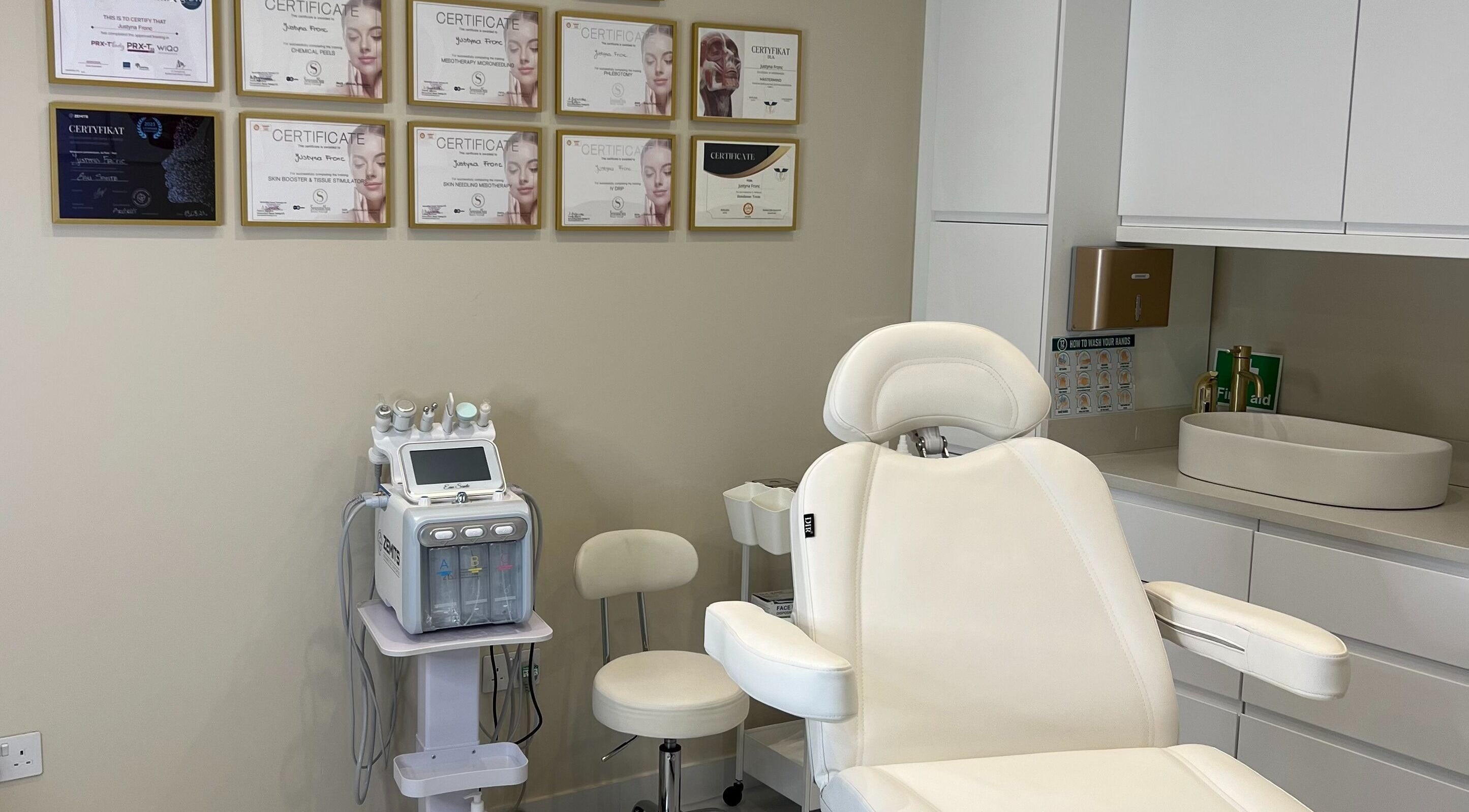 Professional treatment room at Glow Skin Justyna Fronc, London, England, GB with modern equipment and certifications.