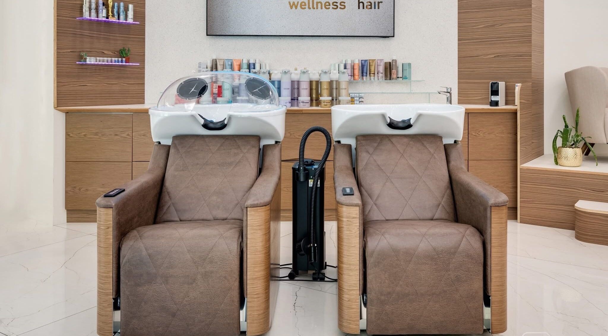 Салон ExQuisite Wellness Hair във Варна с модерни столове за измиване на коса.