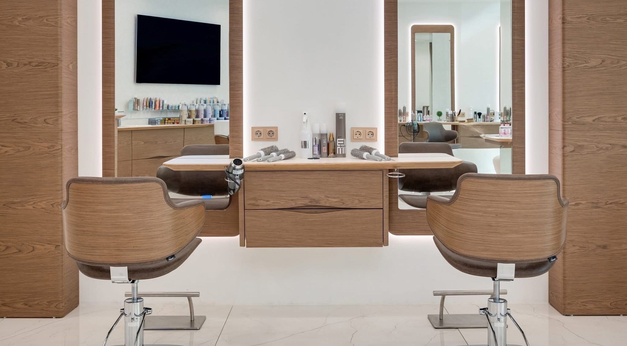 Модерен фризьорски салон в ExQuisite Wellness Hair, Варна, Варна, BG с дървени огледала и удобни столове.